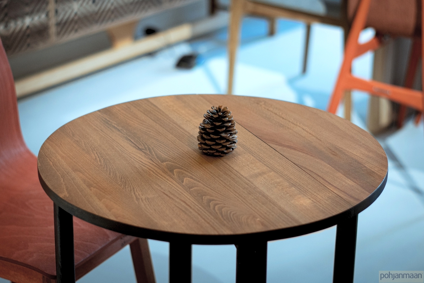 Журнальный столик идеально подходит для создания традиционного интерьера, а также для любителей минимализма.